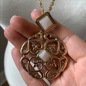 Gold pendant necklace